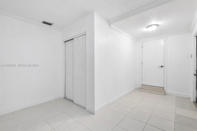 Building Photo - 934 E 22nd St