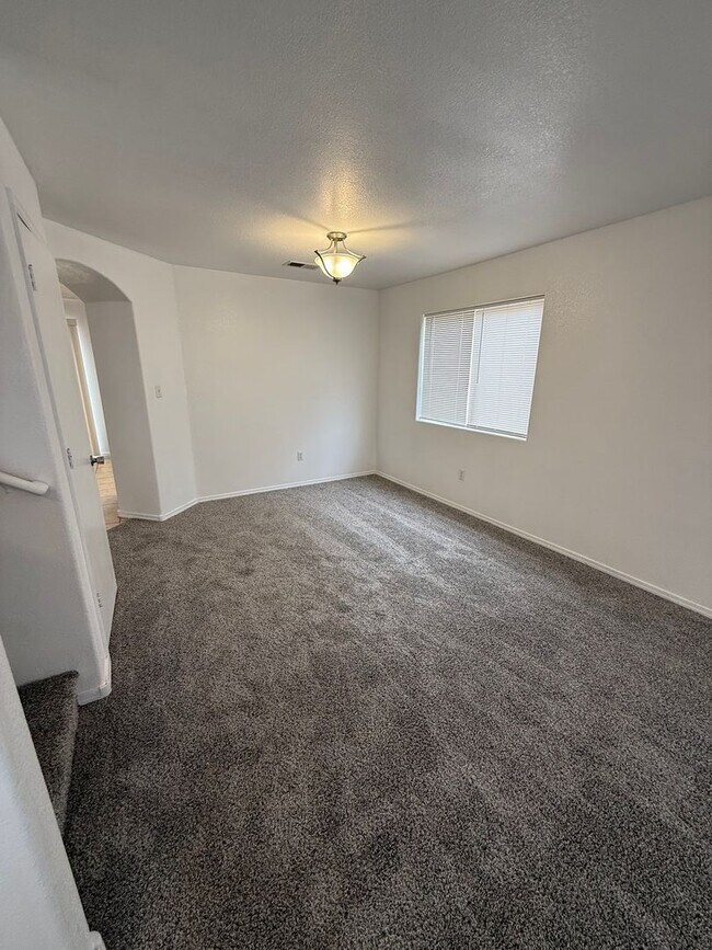 Building Photo - Spacious 5-Bedroom Home with 2 Living Areas – 2,270 Sq Ft Near Porter Dr.