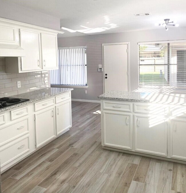 Building Photo - 2338 Brookdale Dr