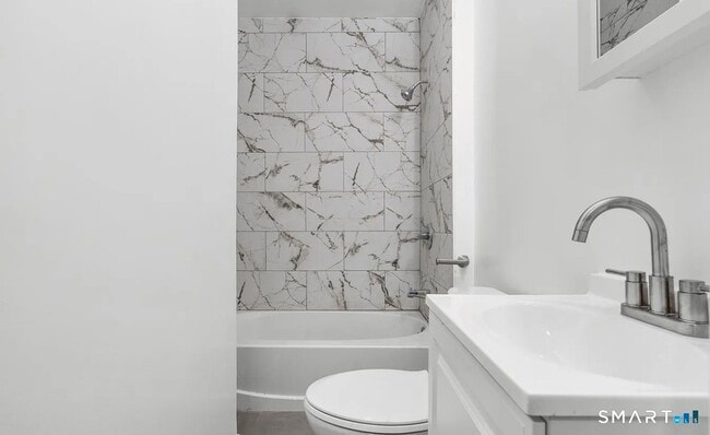 Building Photo - 303 Poplar St