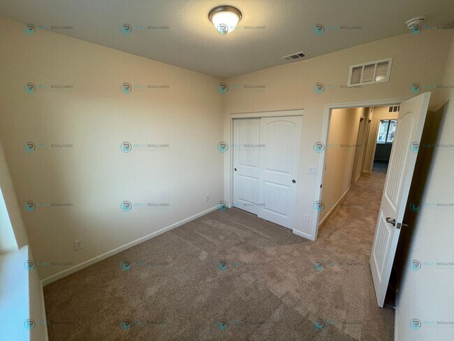 Building Photo - 3-Bedroom 2.5 Bathroom 2 car garage Condo in Carson City