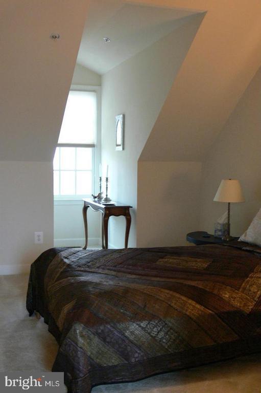 Building Photo - 1828 Potomac Greens Dr