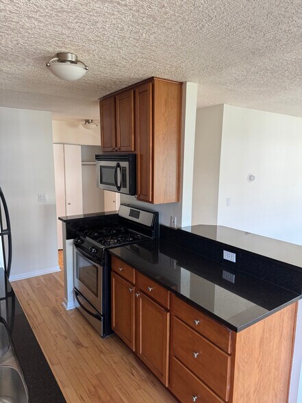 Gas range with plenty of counter space - 3019 Bryant Ave S