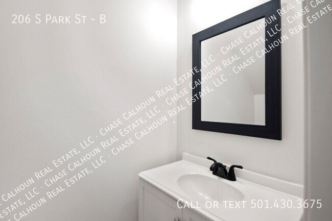 Building Photo - 206 S Park St