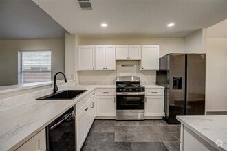 Building Photo - 2016 Ravenscroft Dr