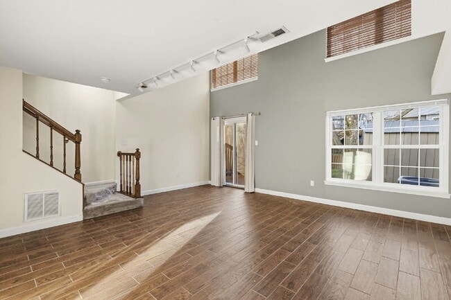 Building Photo - 335 Fullerton Pl