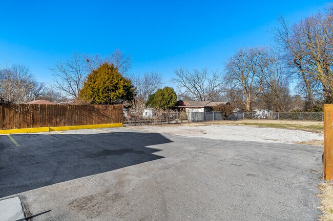 Private Parking - 433 West Grand Street