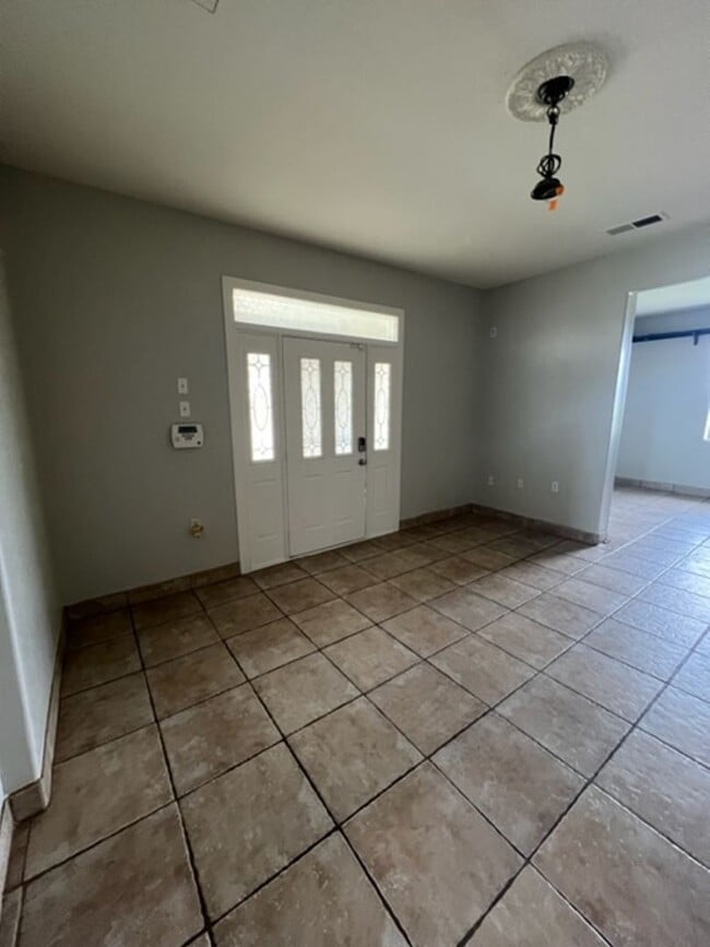 Building Photo - Farm house with room