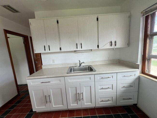 Building Photo - $1,375 ** Annual Lease ** 1 Bedroom / 1 Ba...