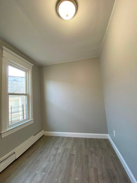 Building Photo - 12 Riverview Pl