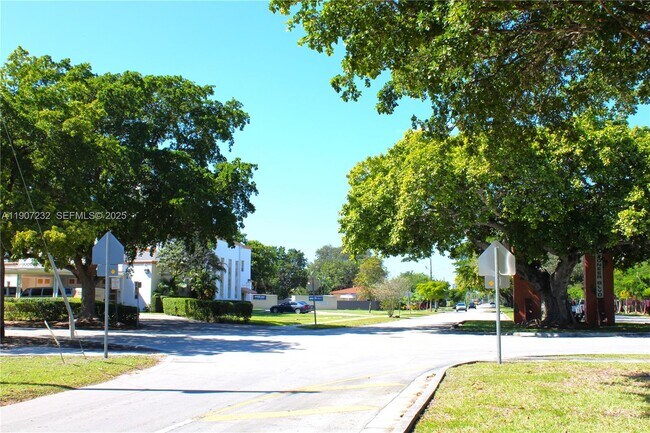 Building Photo - 13685 NE 10th Ave