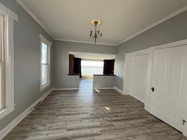 Building Photo - Beautiful 3 bedroom with river views