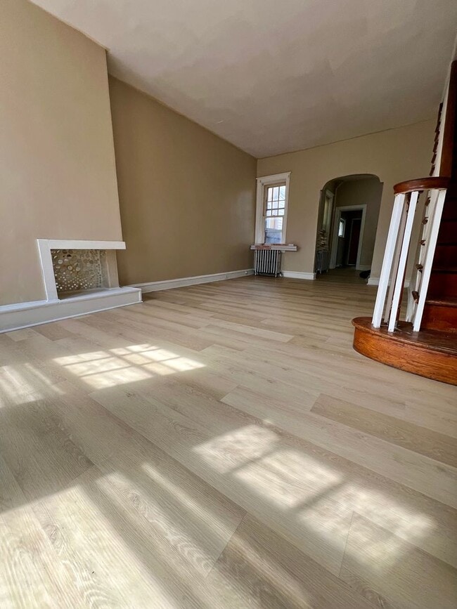 Building Photo - Spacious 3-Bedroom Townhome in Port Richmond! Available mid-April!