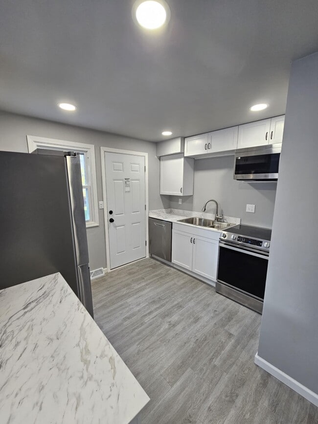 Building Photo - 817 N Hawthorne Dr