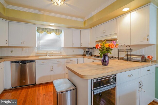 Building Photo - 245 Barclay Cir