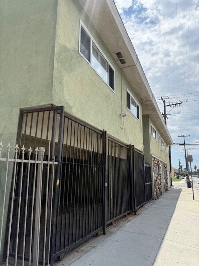 Primary Photo - Spacious remodeled 2 BR apartment - Inglew...
