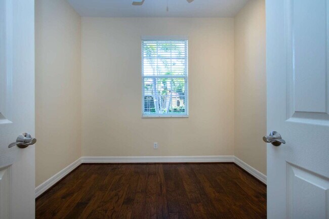 Building Photo - Rarely available executive home in The Ham...
