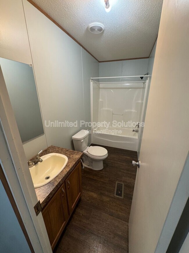Building Photo - 9499 Wendi Dr NE