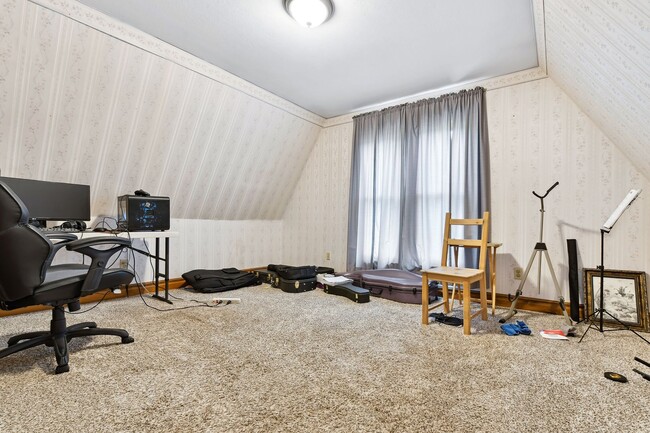 Building Photo - Charming Westside 4 Bedroom Home