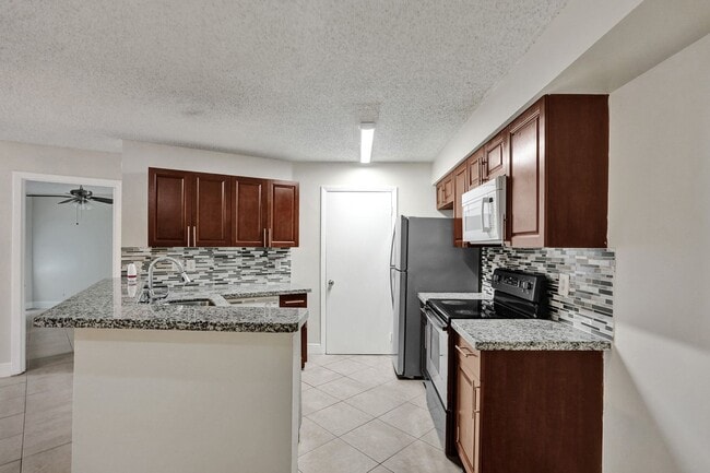 Building Photo - SPACIOUS 2 BED/2 BATH WITH BALCONY IN RESORT-STYLE COMMUNITY!