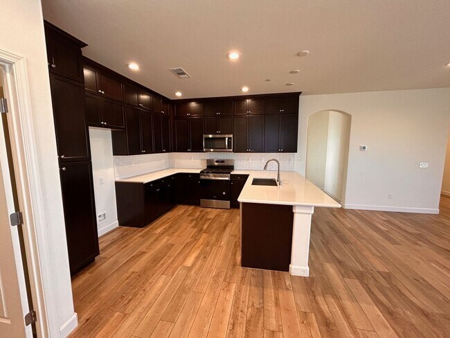 Building Photo - Beautiful home for rent in gated community in Visalia