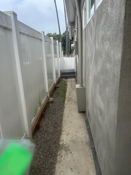 Side of house - 1534 Manhattan Beach Blvd