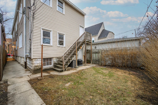 Building Photo - 2137 N Maplewood Ave