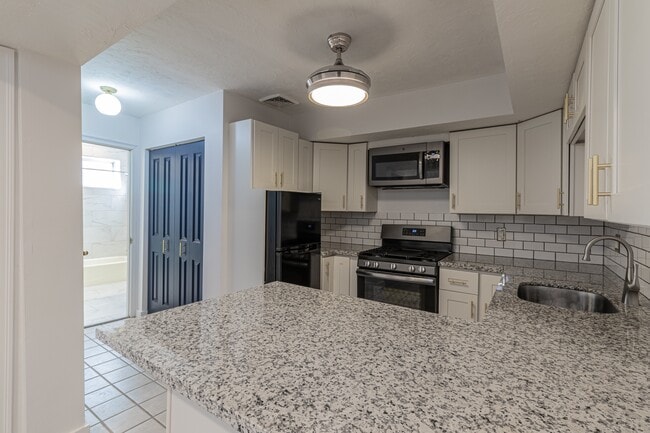 Building Photo - 916 Highview St