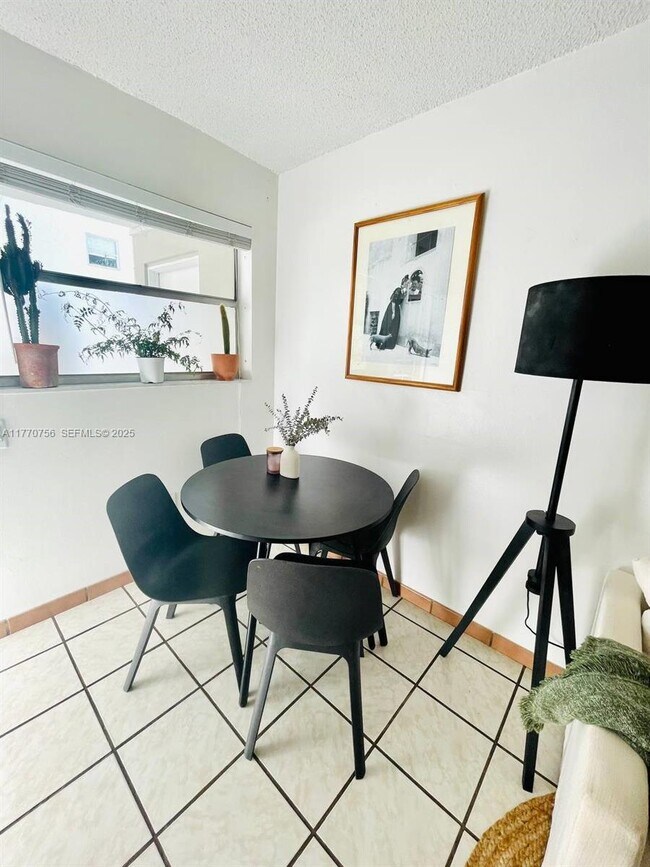 Building Photo - 1580 West Ave