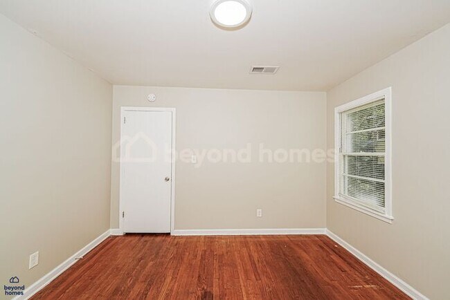 Building Photo - Ready to love where you live? 3 Bed 1 Bath Home Ready for You!