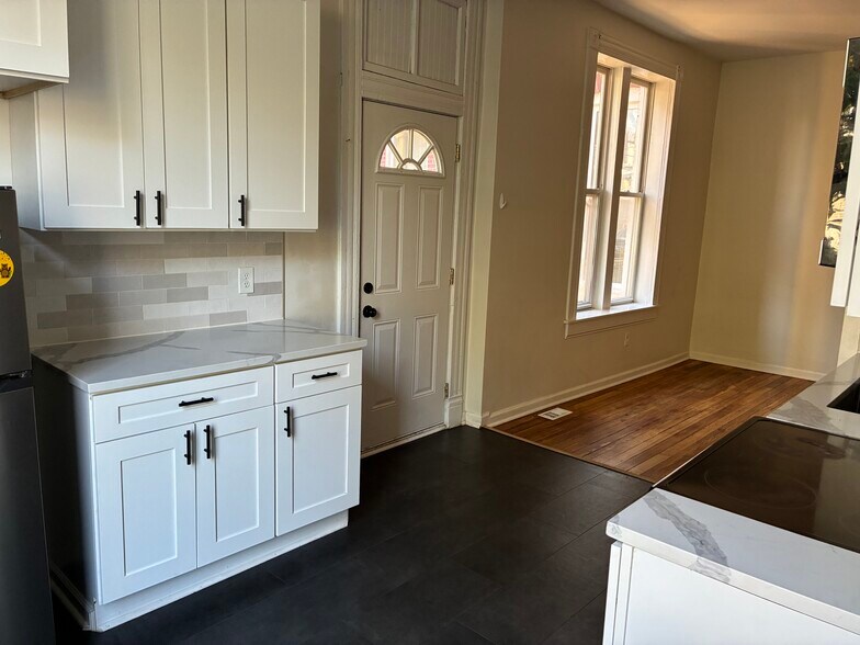 Kitchen - 3331 California Ave