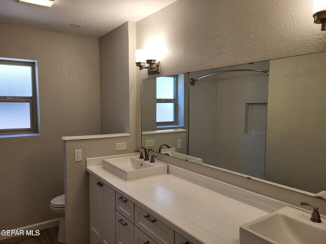 Building Photo - 408 Hollydale Dr