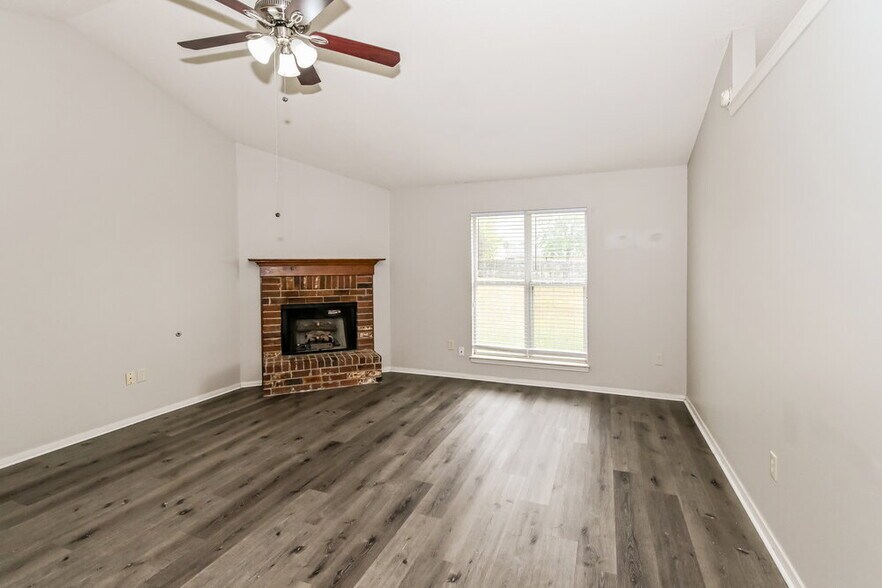 Building Photo - 6314 Oak Run Dr E