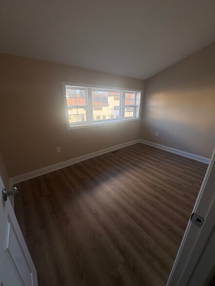 Building Photo - 302 Hendrickson Ln