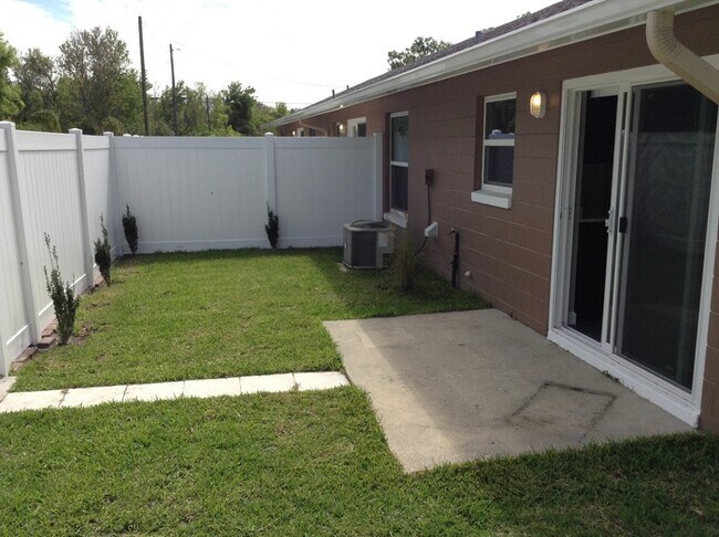 Building Photo - 2 Bedroom/2 Bathroom Triplex with Large Fe...