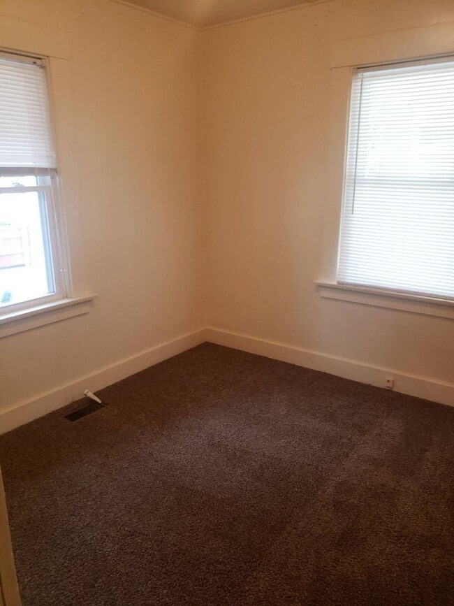 Building Photo - 2 BR House Near Lakeside Park