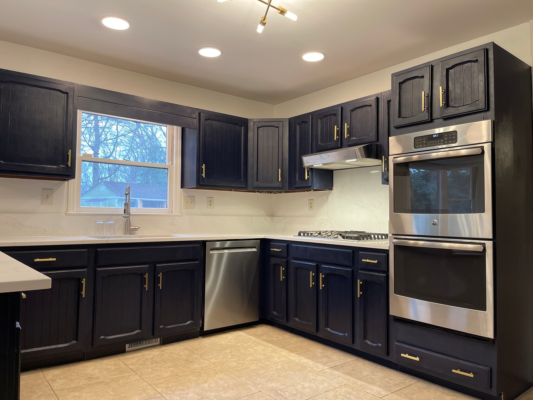 Double ovens and 5 burner gas cook top - 3 Tyrol Ct