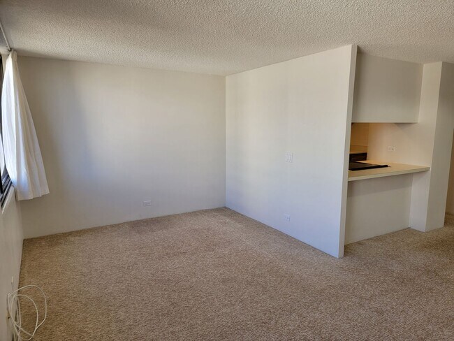 Building Photo - Washer. Dryer. Close to public transportat...
