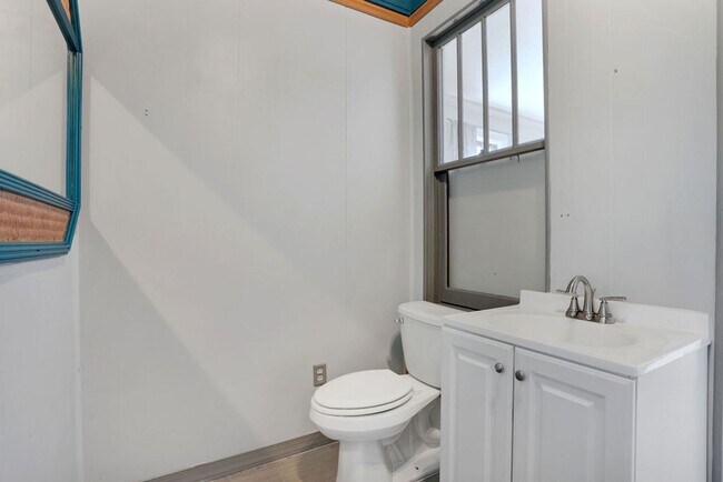 Building Photo - Charming bungalow downtown
