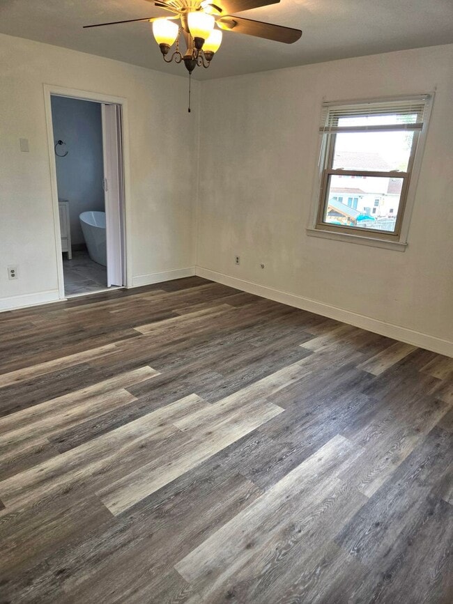 Building Photo - Spacious Five Bedroom