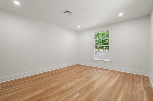 Building Photo - 576 Grove St