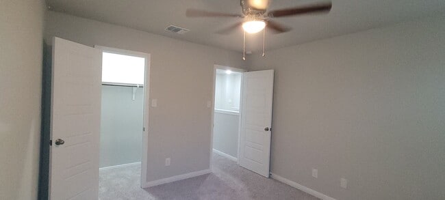 Building Photo - Gorgeous 3/2.5 on cul-de-sac in Cibolo with primary bedroom downstairs.