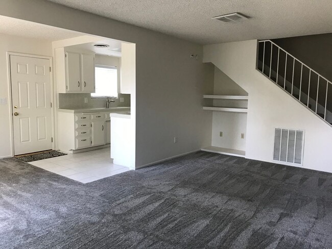 Building Photo - La Canada Townhome Quiet Community 2 Bedroom
