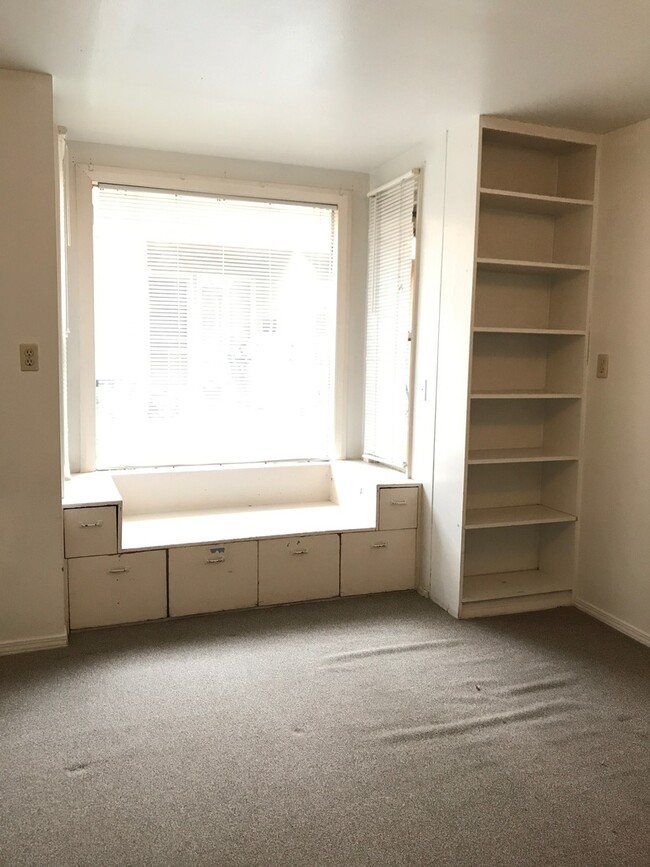 Building Photo - 3 Bedroom, 1 Bath Apartment for Rent - Clo...