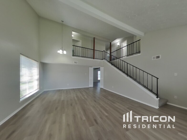 Building Photo - 3738 Xenophon Dr
