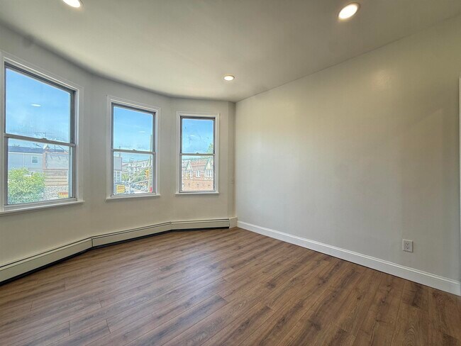 Building Photo - 892 Broadway