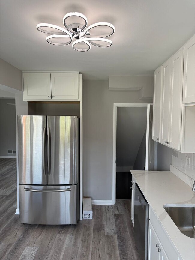 Building Photo - Updated Glen Oaks Townhome with Finished B...