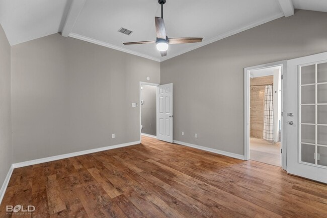 Building Photo - Check Out this 4 bed 2 bath