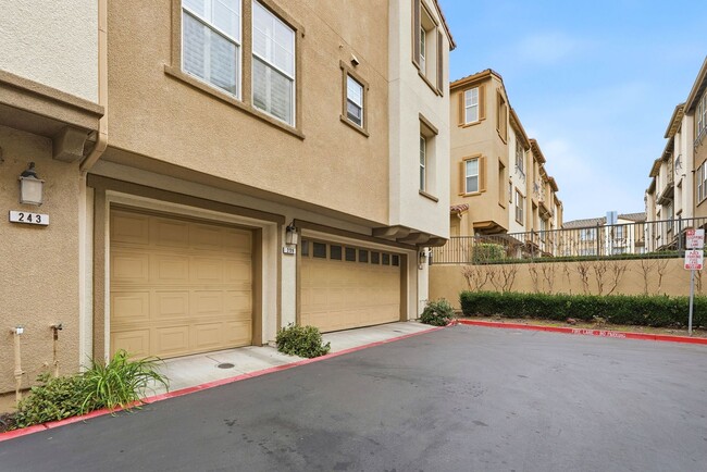 Building Photo - Spacious 2BR/2BA End-Unit Condo for rent in Warm Springs – Montebello Community