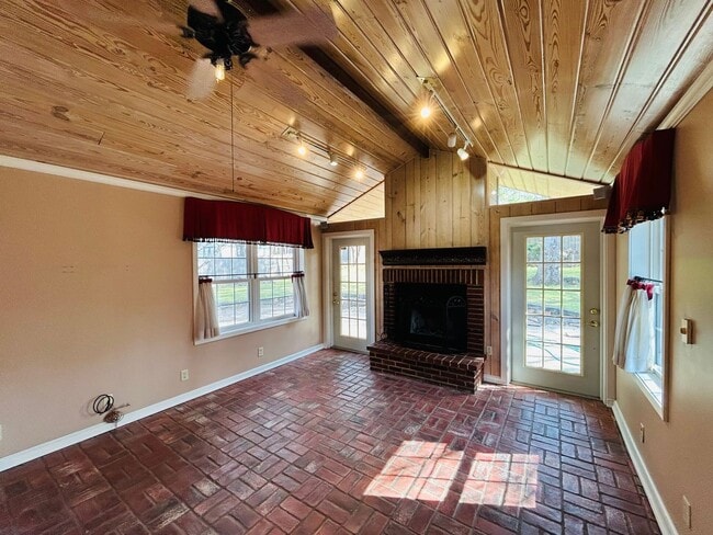 Building Photo - Absolutely gorgeous, remodeled home in beautiful location in Midtown Tulsa